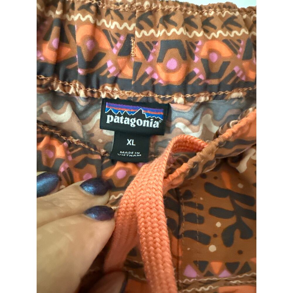 Patagonia Barely Baggies Shorts in Mangrove Tiki Henna Brown, XL - Picture 5 of 6
